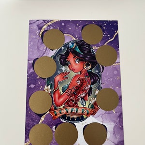 Può includere: Una carta viola e dorata con un'illustrazione di cartone animato di una donna con i capelli scuri e un tatuaggio di tigre. La carta ha la parola "ROYALTY" scritta su di essa e otto cerchi dorati.