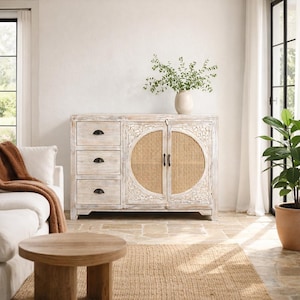 Cassettiera Narmada bianca - Realizzata a mano in legno di mango con dettagli in rattan e intagli, 120 cm.
