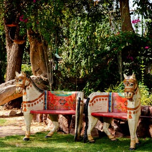 Handbeschilderde paardenstoel - Bank van gerecycled hout | Boho dierenmeubels | Speelse kinderstoel | Indiase volkskunstdecoratie 112 cm
