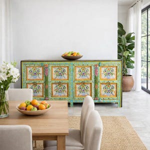 Könnte beinhalten: Eine weiße Keramik-Tasse mit schwarzem Henkel und dem Text "But First, Coffee" in handschriftlichem Stil. Die Tasse steht auf einer weißen Oberfläche. Die Tasse ist etwa 10 cm hoch.