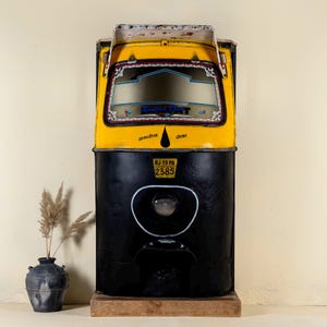 Auto Rickshaw Barkast – Upcycled Indiaas Tuk Tuk-chassis, houten voet, industriële bartafel, handgemaakt statement piece
