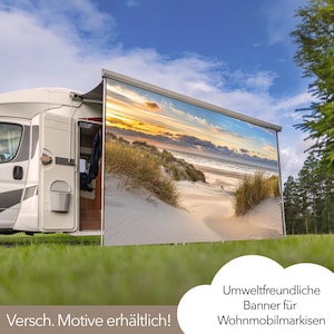 Può includere: Un camper bianco con un tendalino retrattile che mostra un'immagine panoramica di un tramonto sulla spiaggia. Il tendalino è esteso e l'immagine è visibile. Il testo "Umweltfreundliche Banner für Wohnmobilmarkisen" è visibile sul tendalino. Il testo "Versch. Motive erhältlich!" è visibile sotto il camper.