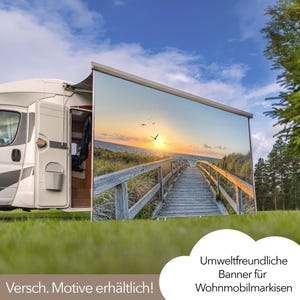 Può includere: Un camper bianco con un tendalino retrattile che mostra una scena di spiaggia al tramonto con una passerella di legno che conduce all'oceano. Il tendalino presenta un cielo al tramonto con uccelli che volano sopra. Il testo "Umweltfreundliche Banner für Wohnmobilmarkisen" è visibile nell'angolo in basso a destra dell'immagine. Il testo "Versch. Motive erhältlich!" è visibile nell'angolo in basso a sinistra dell'immagine.