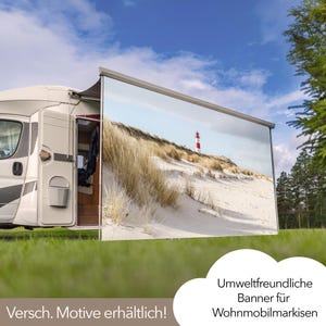 Pode incluir: Uma autocaravana branca com um toldo retrátil que tem uma imagem impressa de uma cena de praia com um farol vermelho e branco. O texto no toldo diz "Umweltfreundliche Banner für Wohnmobilmarkisen" e "Versch. Motive erhältlich!"