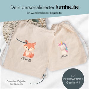 Puede incluir: Dos bolsas con cord&oacute;n beige con ilustraciones de acuarela. Una presenta un zorro con el nombre "Moritz", la otra un unicornio con el nombre "Heidi". El texto en la parte superior dice "Dein personalisierter Turnbeutel".