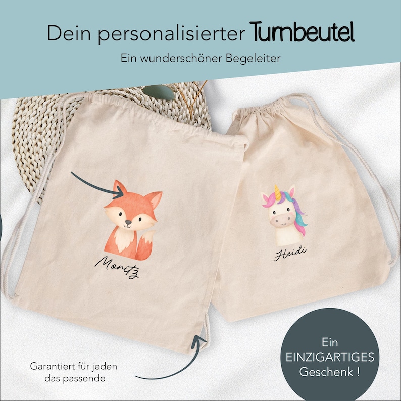 Puede incluir: Dos bolsas con cord&oacute;n beige con ilustraciones de acuarela. Una presenta un zorro con el nombre "Moritz", la otra un unicornio con el nombre "Heidi". El texto en la parte superior dice "Dein personalisierter Turnbeutel".