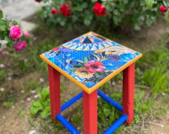 Painted Beech Wood Stool: Decorative Square Accent Stool (28x28 cm)