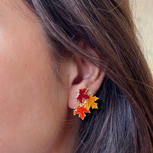 925er Silber Ahornblatt Ohrhänger in 18k Vergoldung mit rot, orange, goldener Emaille. Herbstliche Ohrringe. Bestes Geschenk für den Herbst. Geschenk für sie.