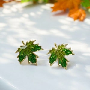 925 Silber Ahornblatt Ohrstecker mit grüner Emaille. 18K Gold über Star, Herbst Ohrringe, bestes Geschenk für den Herbst, Geschenk für sie.