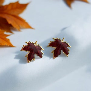 925er Silber Ahornblatt-Ohrstecker mit roter Emaille. 18K Gold über Star, Herbst Ohrringe, bestes Geschenk für den Herbst, Geschenk für sie.