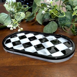 Plateau en résine à damier fait main : décor en marbre noir et blanc audacieux