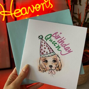 Bonita tarjeta de felicitación de cumpleaños con forma de perrito con sombrero de fiesta / Tarjeta de felicitación cuadrada en blanco con forma de hueso de los deseos "Reina del cumpleaños" con sobre azul bebé