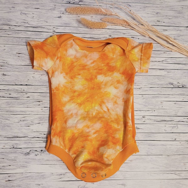 Babybody Gr. 62, amerikanischer Ausschnitt, Babykleidung, Unisex, Batik Orange, Selbstgenäht