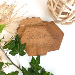 Cartes de jalon de bébé, panneaux de jalon en bois, accessoires photo de nouveau-né, marqueurs hexagonaux de jalon, faire-part de naissance pour nouveau-né