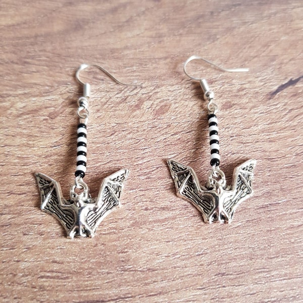 Handgemachte Gothic Ohrringe "fliegende Fledermaus" silber mit schwarz weißen Perlen - Halloween