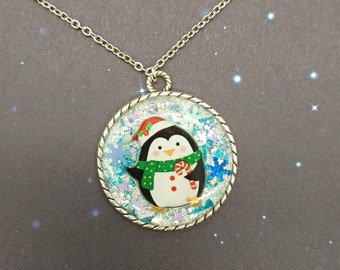 Handgemachte Halskette Pinguin, Schneeflocke in Silber, winterlicher Weihnachts-Cabochonanhänger, glitzernd/glänzend