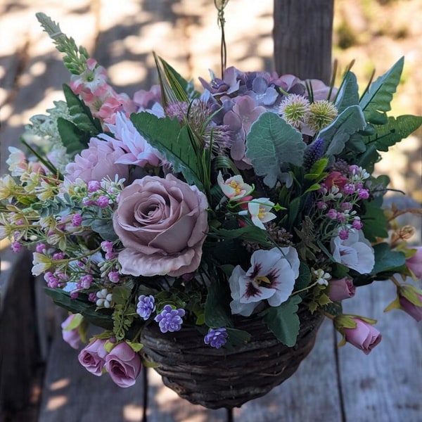 Lente zomer handgemaakte kunstbloemen hangende mand. Oudroze en lila pioenrozen, rozen, lavendel, hortensia's. Moederdag, cadeau