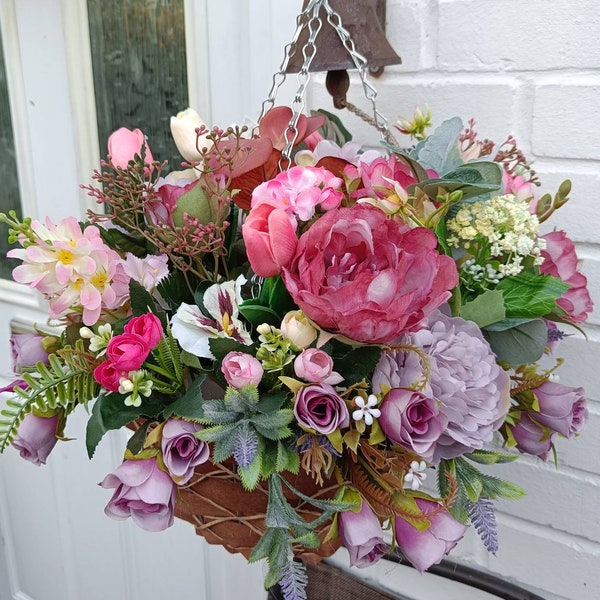 Compositions artificielles de fausses fleurs printemps-été, paniers suspendus aux couleurs vives pour la décoration de jardin ou de maison. Fête des mères, anniversaire, cadeau