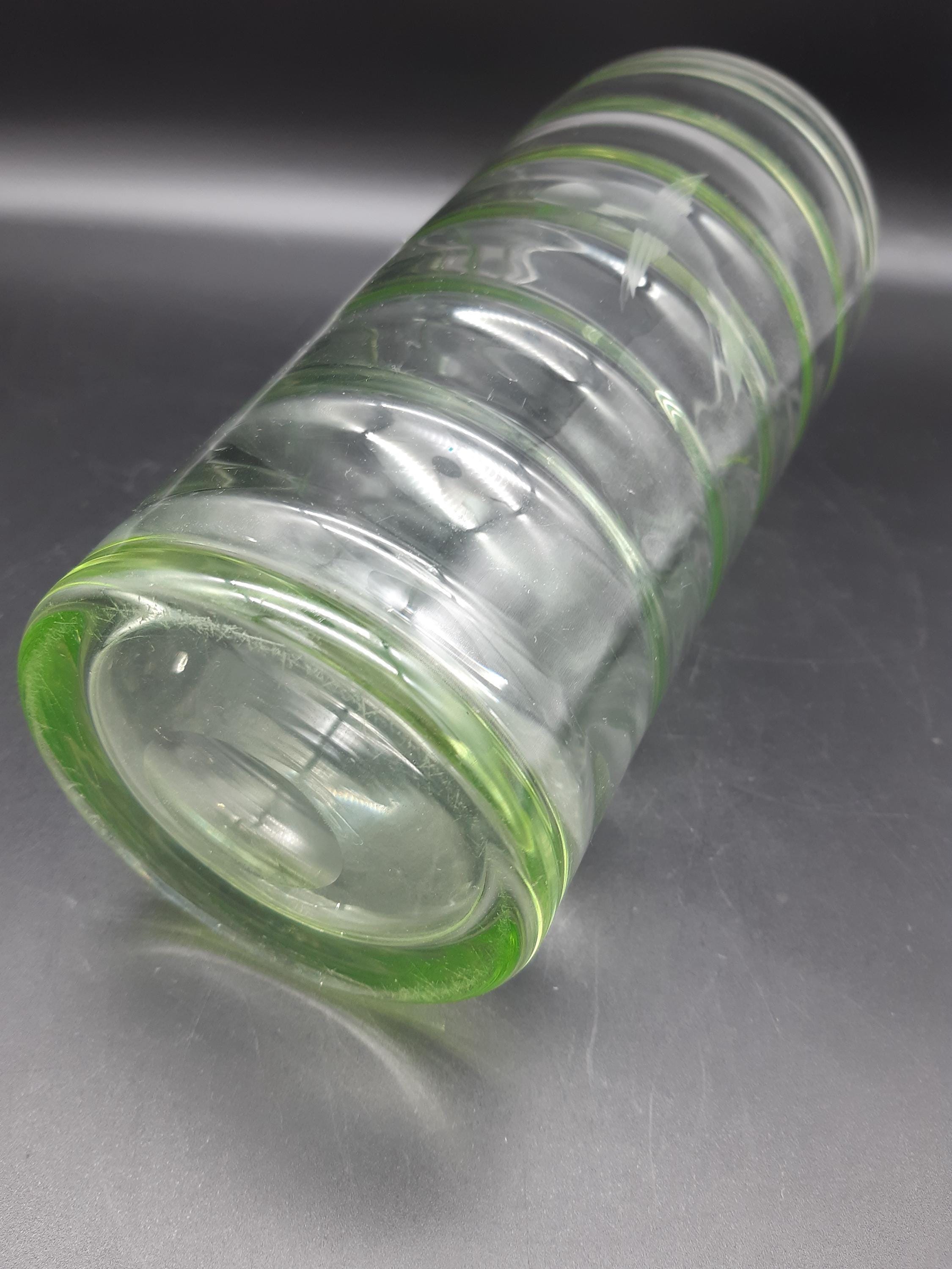 魚が彫刻されたスウェーデンの優雅なガラスの花瓶 - Etsy 日本