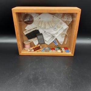 Szwedzka szafka diorama z pudełkiem do szycia z lat 70.