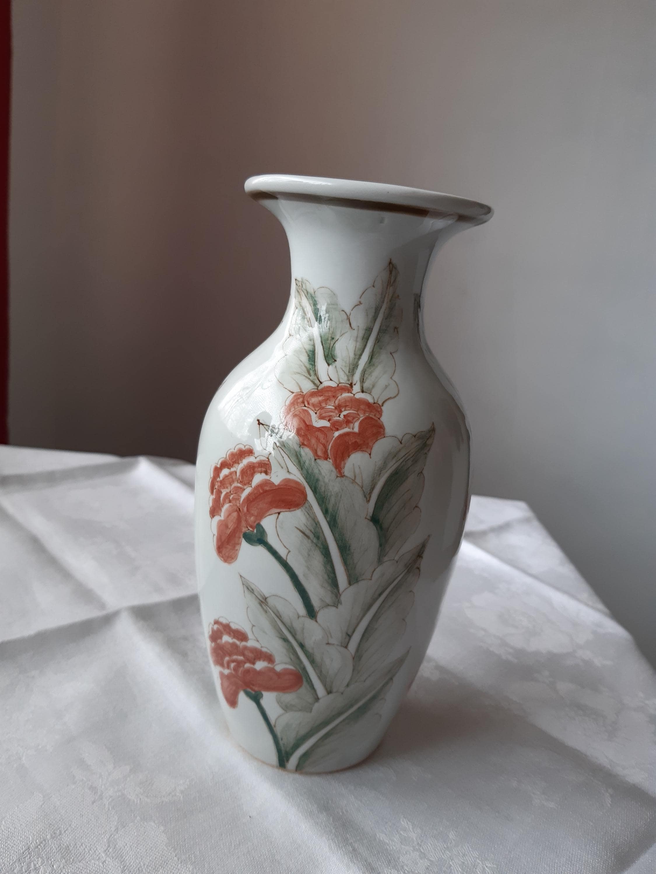 tobacco leaf china vase A Guide to Buying & Decor The Extravagant Tobacco Leaf Design Of Leaves And Flowers Has Been Adapted To This Magnificent Vase Which Is A Dramatic Accessory For The Home Pair of Tobacco Leaf Chinese