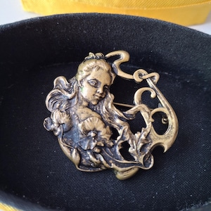 Antique Art Nouveau Jugend Brass Brooch