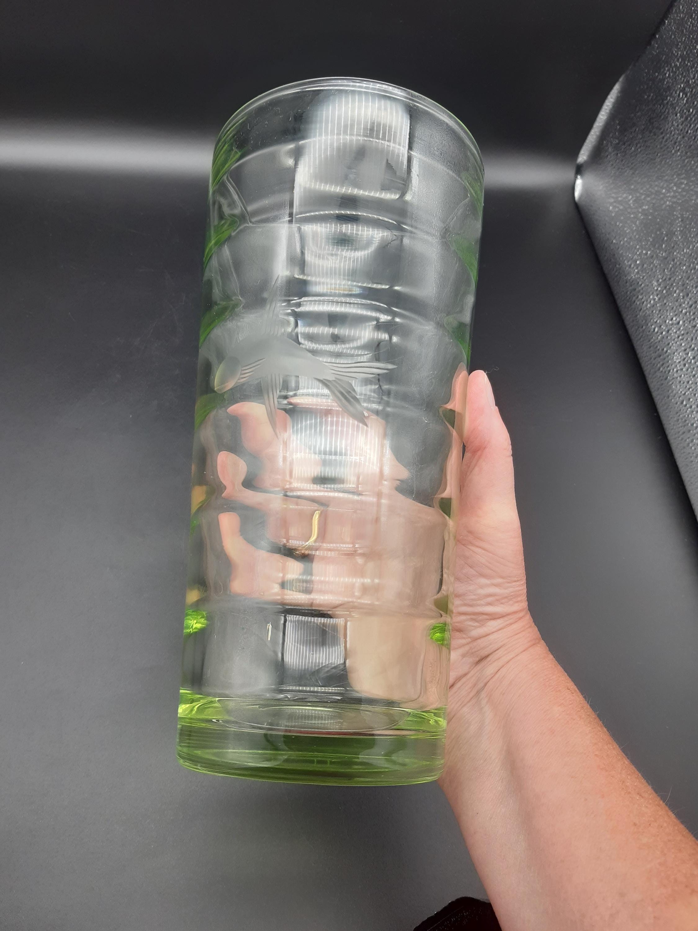 魚が彫刻されたスウェーデンの優雅なガラスの花瓶 - Etsy 日本