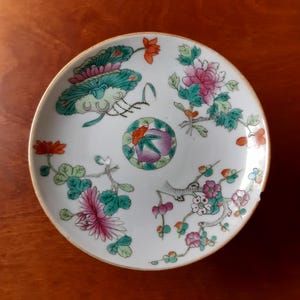 Chinese famille rose kom op voet. Qing-dinasty.