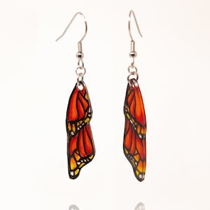 Boucles d’oreilles pendantes hypoallergéniques en ré français sine monarque illustrée vibrante par Heather Keiser