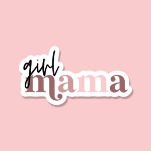 Op de afbeelding: Een sticker met de woorden "girl mama" in een mix van lettertypen en kleuren. Het woord "girl" is in een zwart scriptlettertype, terwijl "mama" in tinten roze en bruin is. De sticker heeft een witte rand en een lichtroze achtergrond.