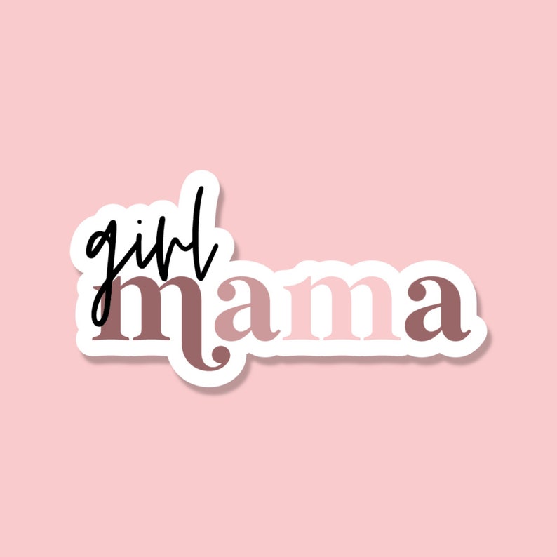 Op de afbeelding: Een sticker met de woorden "girl mama" in een mix van lettertypen en kleuren. Het woord "girl" is in een zwart scriptlettertype, terwijl "mama" in tinten roze en bruin is. De sticker heeft een witte rand en een lichtroze achtergrond.