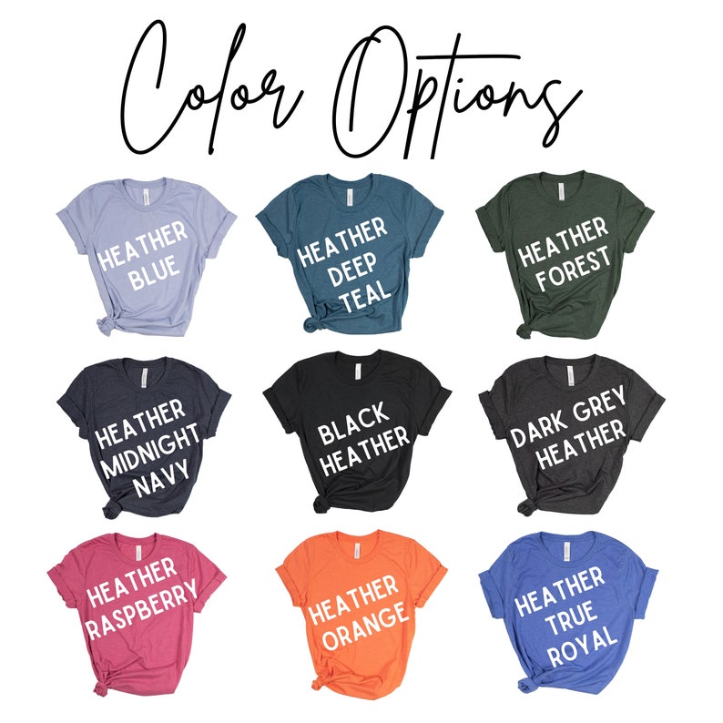 Op de afbeelding: Negen T-shirts in verschillende kleuren met tekst op elk shirt. De kleuren zijn heideblauw, heide diep teal, heidebos, heide middernacht marine, zwart heide, donkergrijs heide, heide framboos, heide oranje en heide echt koninklijk. De tekst op elk shirt beschrijft de kleur.