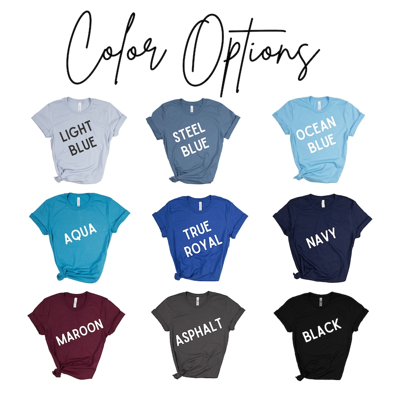 Op de afbeelding: Een selectie T-shirts in verschillende kleuren, waaronder lichtblauw, staalblauw, aqua, oceaanblauw, koninklijkblauw, marineblauw, bordeauxrood, asfalt en zwart. Elk shirt heeft een wit tekstlabel met de kleurnaam.