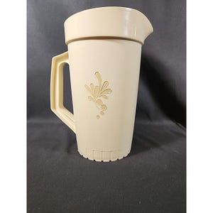 Tupperware Pitcher 800 Almond 2 Qt w/ Push Button Lid & Biege Floral Detail Vtg