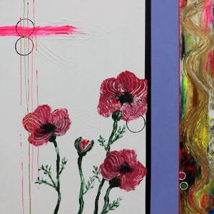 Könnte beinhalten: Abstraktes Gemälde mit weißem Hintergrund und einem vertikalen blauen Streifen. Das Gemälde zeigt rosa und grüne Linien, Kreise und drei rote Mohnblumen.
