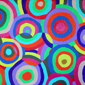 Puede incluir: Pintura abstracta con un patrón colorido de círculos superpuestos. Los círculos están pintados en tonos de rojo, azul, verde, amarillo y morado.