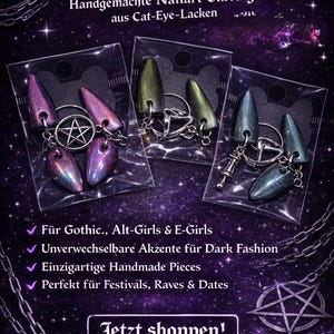 Könnte beinhalten: Das Bild zeigt eine "Cat Collection" handgefertigter Nailart-Ohrringe. Die Ohrringe in Grün-, Lila- und Blautönen sind in Klarsichtverpackungen verpackt. Der Hintergrund ist dunkelviolett mit dem Text "Cat Collection". Die Ohrringe sind für Gothic, Alt-Girls & E-Girls.