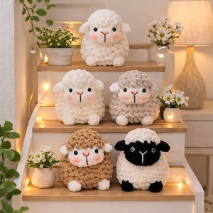 Puede incluir: Una colección de muñecos de oveja de ganchillo hechos a mano en varios colores, incluyendo blanco, marrón y negro. Cada oveja tiene una textura esponjosa, mejillas rosadas y una boca sencilla en forma de Y. Están dispuestas en escalones de madera con pequeñas plantas en maceta.