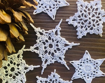 かぎ針編みの雪の結晶セット：白い綿のクリスマスツリーオーナメント