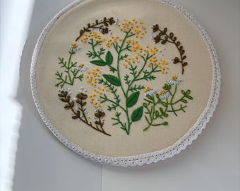 Arte de pared con bordado floral