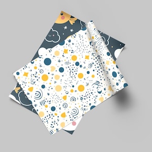 Peut inclure: Deux feuilles de papier d'emballage avec un fond blanc et un motif répétitif de cercles jaunes et bleus, d'étoiles et de formes abstraites. Une feuille a un fond bleu foncé avec un oiseau jaune et des nuages blancs.