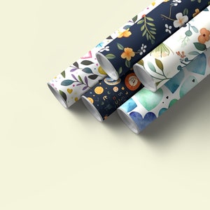 Puede incluir: Cinco rollos de papel de regalo con diferentes patrones. Los patrones incluyen diseños florales, corazones y diseños abstractos. Los rollos están dispuestos en forma de abanico.