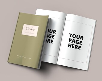 以下が含まれることがあります： 緑色の表紙のモックアップブック。表紙には「Mockup Book Cover」と「By Dami's Design」の文字が書かれている。本は空白のページを開いており、黒い長方形の中に「Your Page Here」という文字が書かれている。