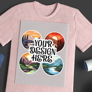 Può includere: Quattro adesivi rotondi con illustrazioni di paesaggi pittoreschi. Ogni adesivo presenta una catena montuosa diversa con un fiume, alberi e un tramonto. Il testo "YOUR DESIGN HERE" è al centro degli adesivi.