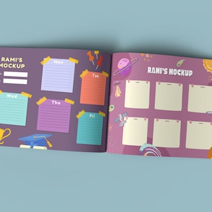 Può includere: Un quaderno aperto con una copertina viola e pagine colorate. La pagina sinistra ha un planner settimanale con i giorni della settimana etichettati. La pagina destra ha un tema spaziale con pianeti e stelle. Il quaderno è etichettato "Rami's Mockup".