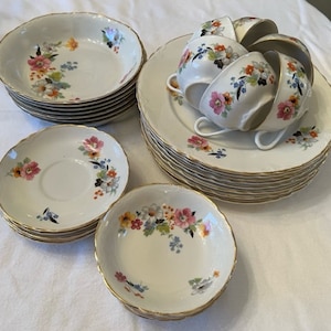 Warwick China Floral pattern 33 pcs.
