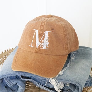 Chapeau monogramme avec initiales florales. Idée cadeau casquette personnalisée pour soeurs. Cadeau d'anniversaire de demoiselle d'honneur pour une amie image 1