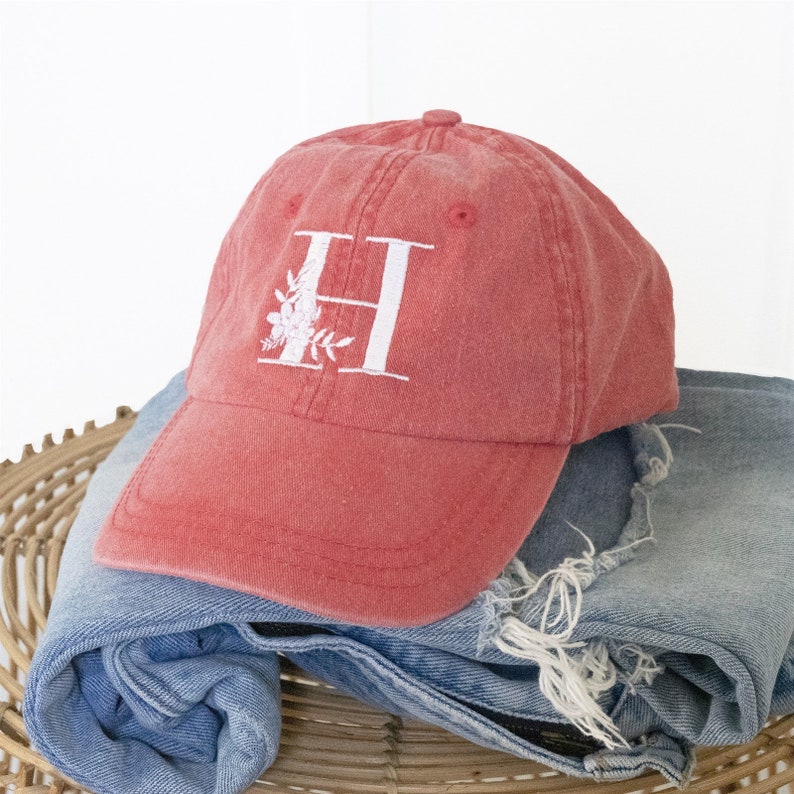 Chapeau monogramme avec initiales florales. Idée cadeau casquette personnalisée pour soeurs. Cadeau d'anniversaire de demoiselle d'honneur pour une amie image 2