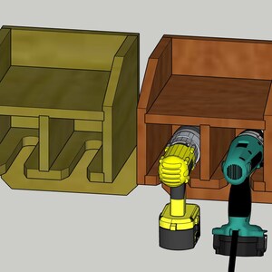 Könnte beinhalten: Zwei wandmontierte Holzaufbewahrungseinheiten für Elektrowerkzeuge. Die Einheit rechts hat zwei Bohrerhalter und ein Regal. Die Einheit links hat drei Bohrerhalter. Beide Einheiten sind aus Holz und haben eine natürliche Oberfläche.