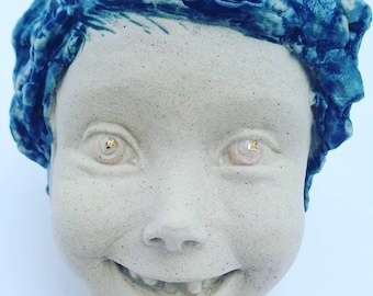 das Kind mit den blauen Haaren - Keramikskulptur